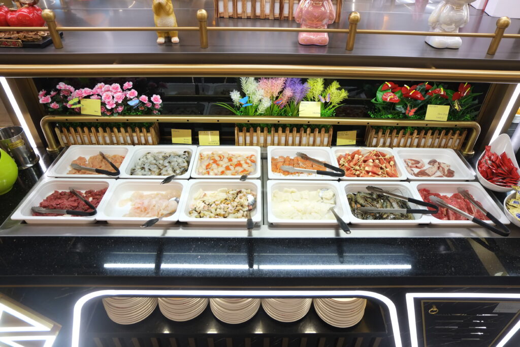 Le buffet de viandes et fruits de mer crus