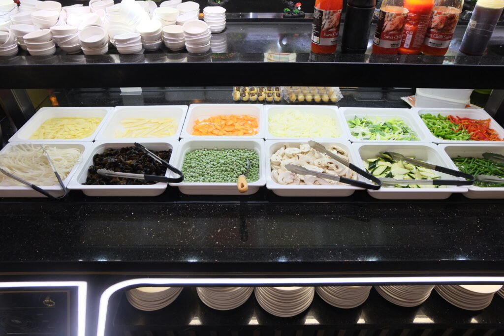 Le buffet de légumes et nouilles