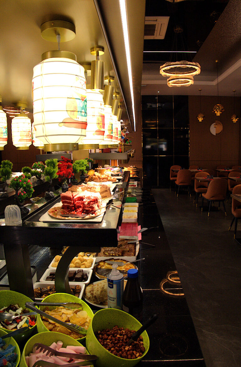 Le buffet des desserts et la salle