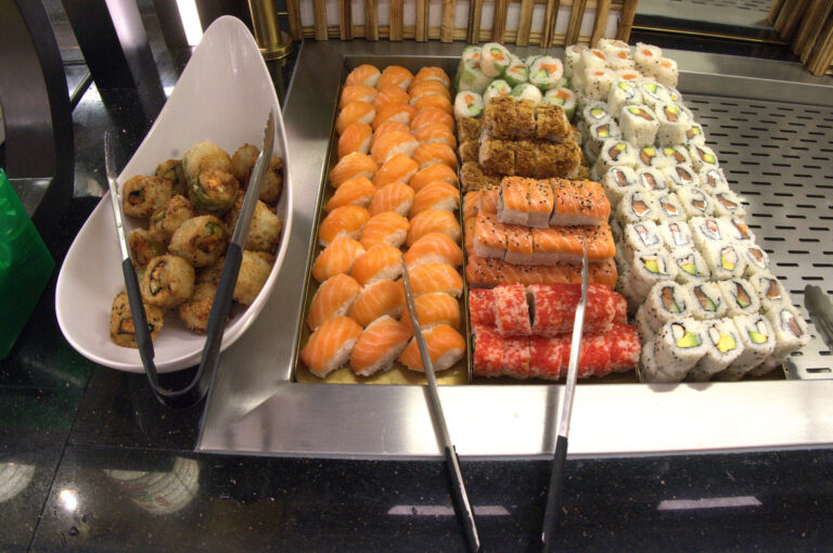 Plateau de sushis et makis au buffet