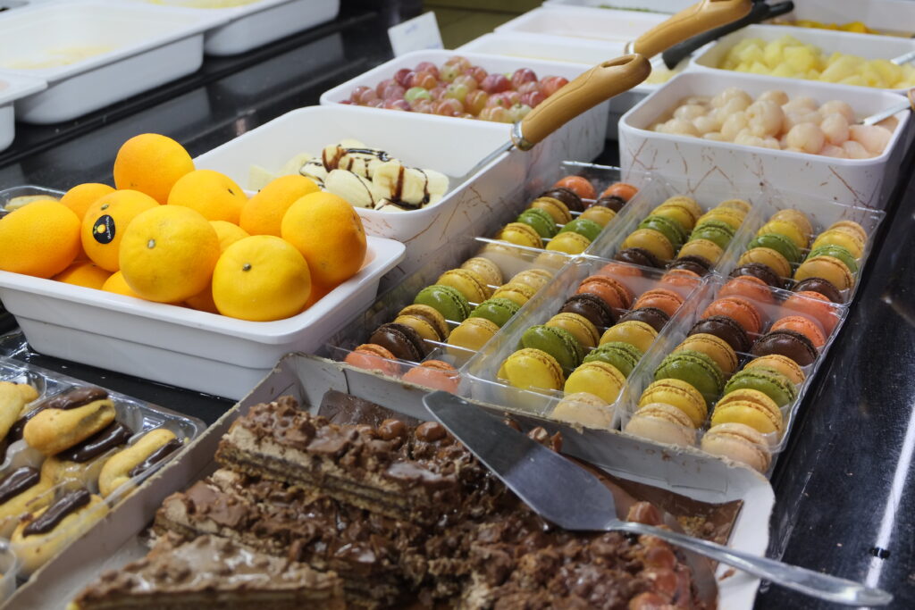 Macarons, fruits et gâteaux