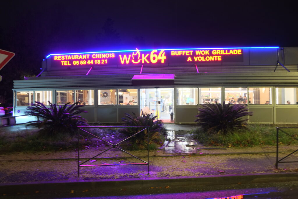 La façade de WOK 64 le soir