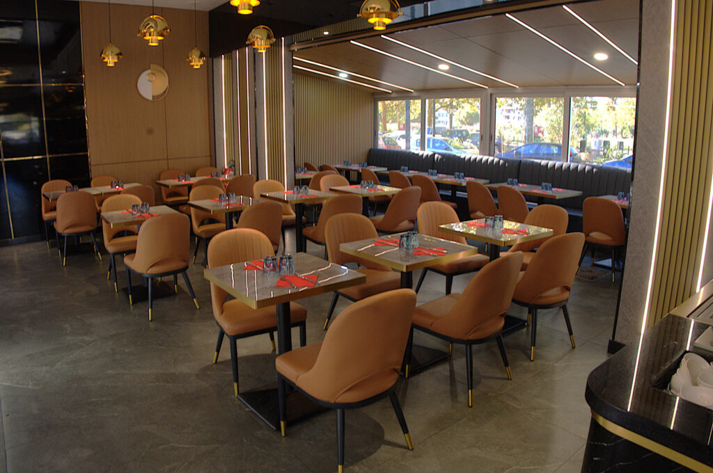 La salle du restaurant WOK 64
