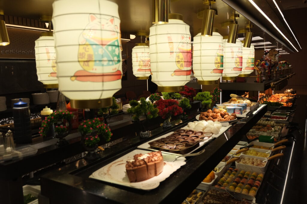 Lanternes au-dessus du buffet