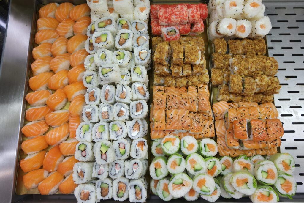 Plateau de sushis et makis vu du dessus